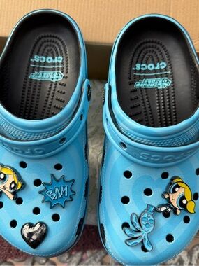 Crocs x The Powerpuff Girls Bubbles Classic Clogs. Women's size 6 with box